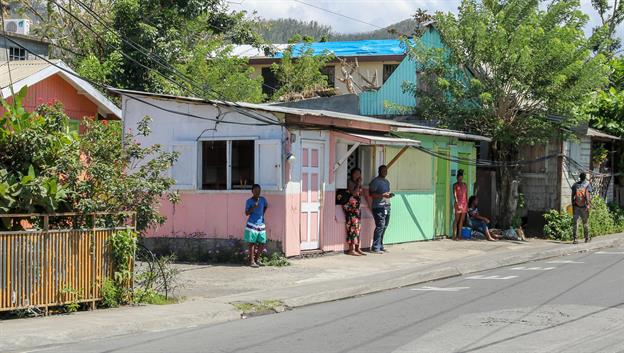 Strassenszene in Roseau, nichts besonderes, aber alle Fotos zusammen vermitteln vielleicht ein wenig „karibische Stimmung“.